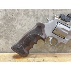 Pack d'occasion : Revolver Taurus Raging Bull - Cal. .44 Mag - Inox + Point Rouge Hawke Frontier + Matériel de rechargement